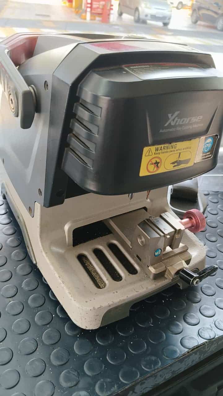 Máquina cortadora de llaves automotrices